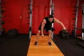 Passage kettlebell entre les jambes