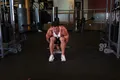 Élévations latérales assis à la poulie