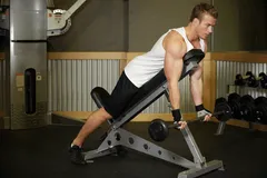 Curl barre allongé sur banc incliné
