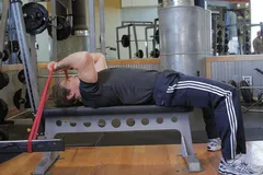 Barre au front avec élastique