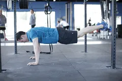 Crunch inversé en suspension