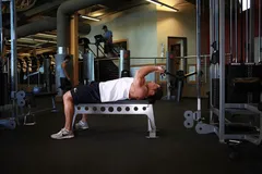 Extension triceps allongé à la poulie