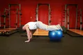 Ramené de genoux sur swiss ball