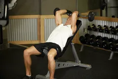 Extension triceps barre incliné