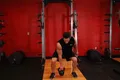 Épaulé paume ouverte un bras kettlebell
