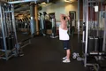 Extension triceps au-dessus de la tête à la poulie avec corde