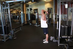 Extension triceps au-dessus de la tête à la poulie avec corde