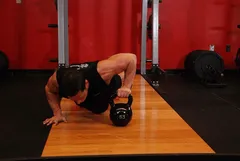 Pompes pliométriques kettlebell