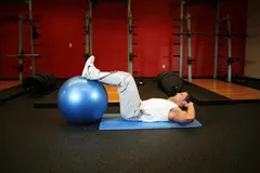 Crunch jambes sur swiss ball