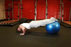 Pompes pieds sur swiss ball