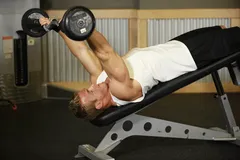 Extension triceps décliné barre EZ