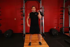 Développé militaire un bras kettlebell latéral