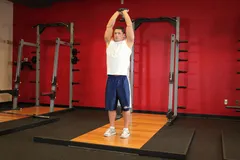 Extension triceps haltère debout
