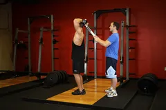 Extension triceps avec serviette debout