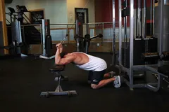 Extension triceps câble à genoux