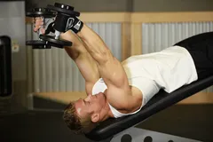 Extension triceps décliné aux haltères
