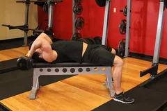 Extension triceps allongé barre prise serrée nuque