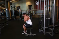 Crunch assis à la poulie