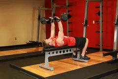 Développé triceps allongé prise serrée menton