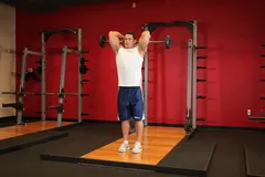 Extension triceps barre overhead debout