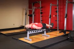 Élévations jambes allongé sur banc plat