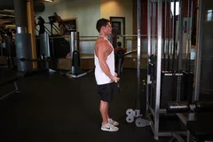 Curl biceps poulie debout