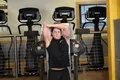 Extension triceps un bras poulie basse debout