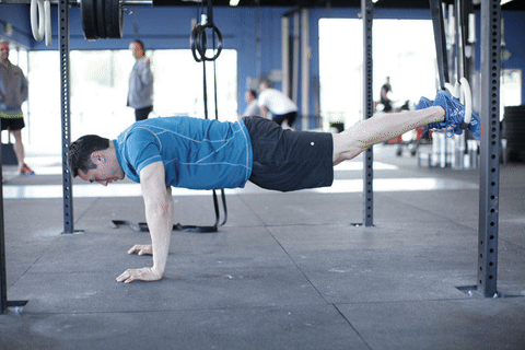 Crunch inversé en suspension