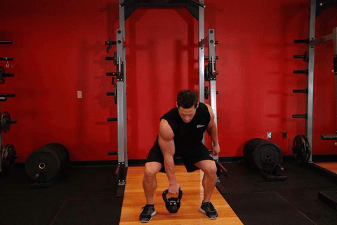 Épaulé paume ouverte un bras kettlebell