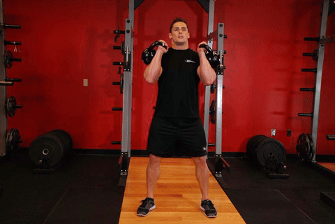 Squat avant avec deux kettlebells